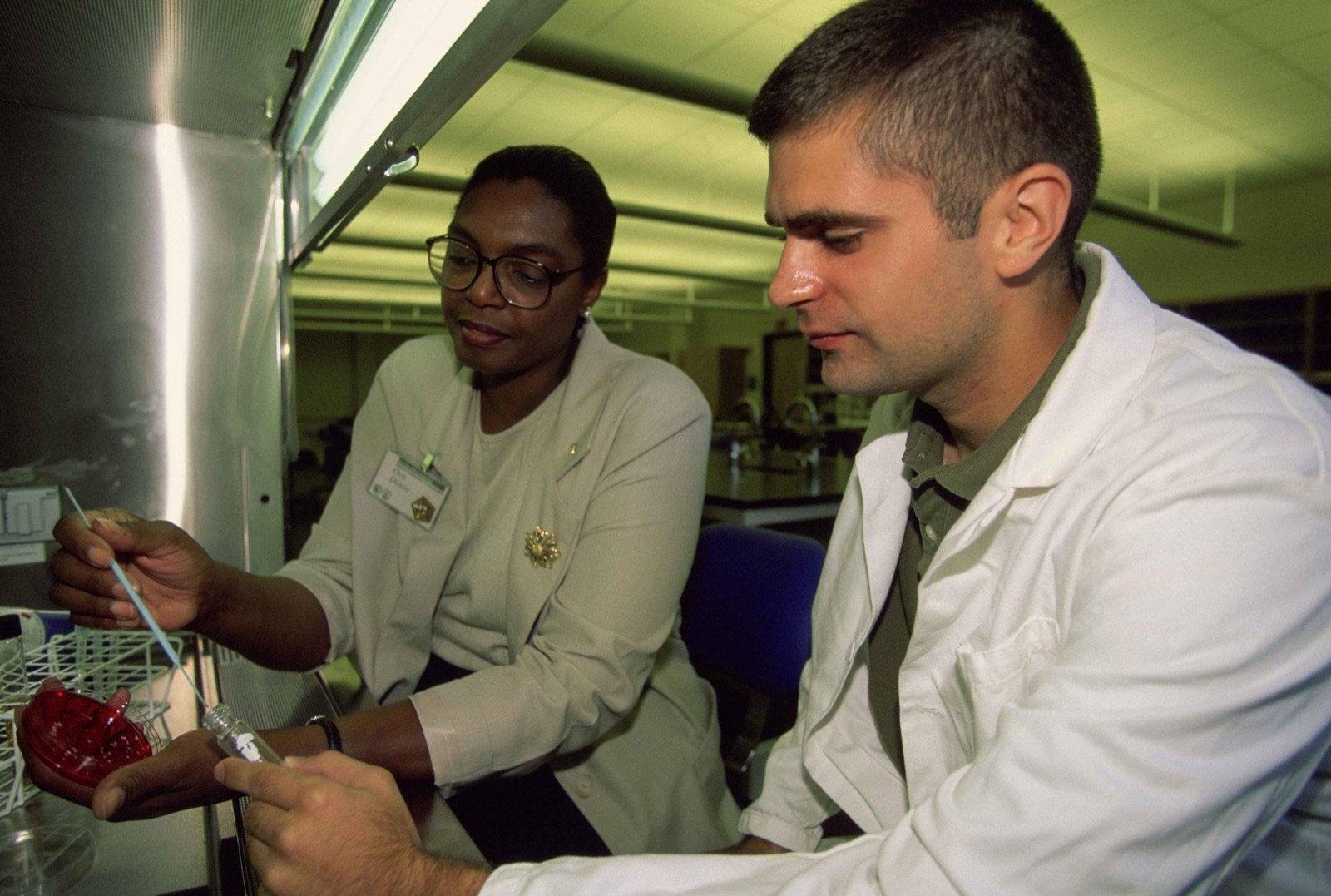 Bancada de microbiologia — plaqueamento e controle de qualidade lote a lote